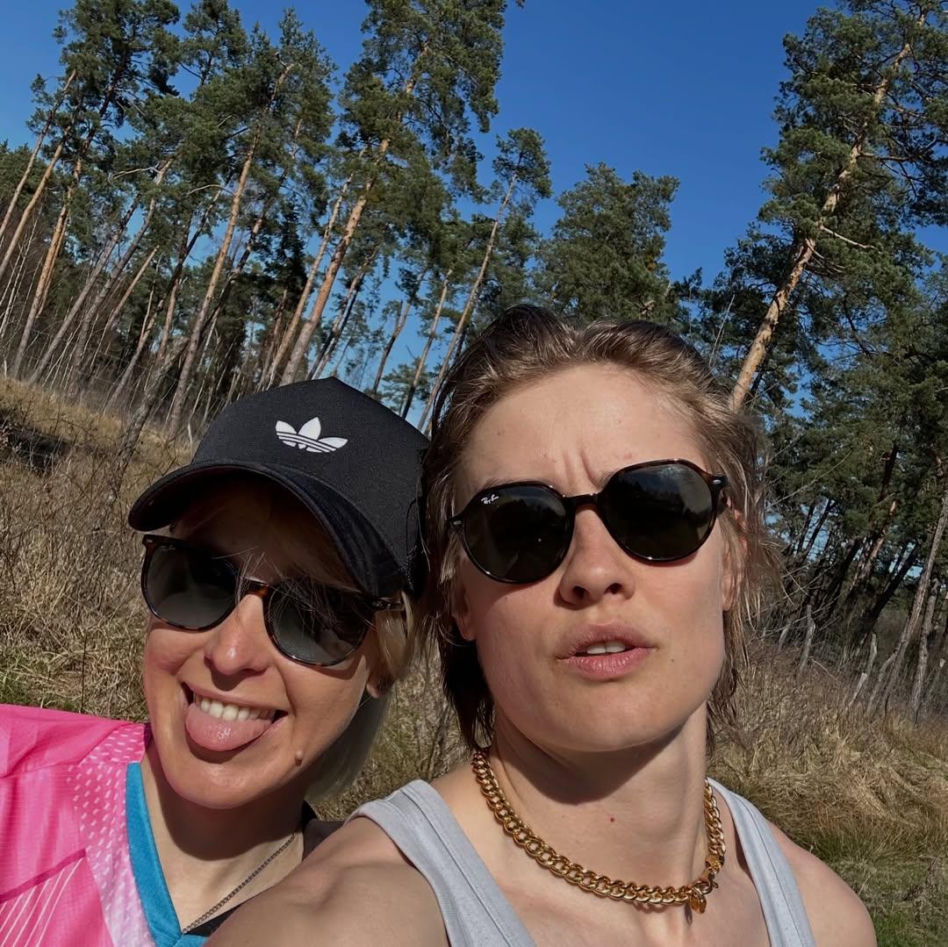 Rozpromienione Janja Lesar i Katarzyna Zillmann tańcują na ulicy. Fajna para?