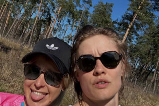 Rozpromienione Janja Lesar i Katarzyna Zillmann tańcują na ulicy. Fajna para?