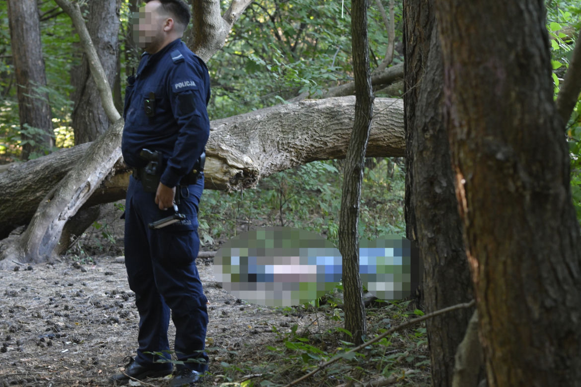Makabryczne odkrycie na Pradze-Południe w Warszawie. Zwłoki mężczyzny wisiały na drzewie