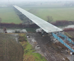 Rośnie ogromny nowy most na Odrze pod Raciborzem. Zastąpi promy. Kiedy finisz?