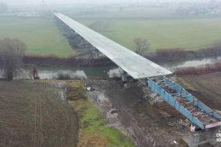 Rośnie ogromny nowy most na Odrze pod Raciborzem. Zastąpi promy i usprawni podróże