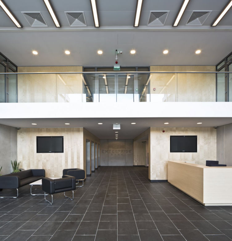 Foyer biurowca w kompleksie Enterprise Park w Krakowie
