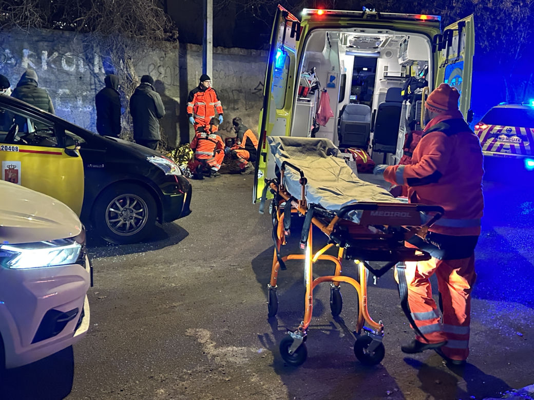 Zaatakował dostawcę jedzenia i padł jak rażony gromem. Szokująca agresja na Woli