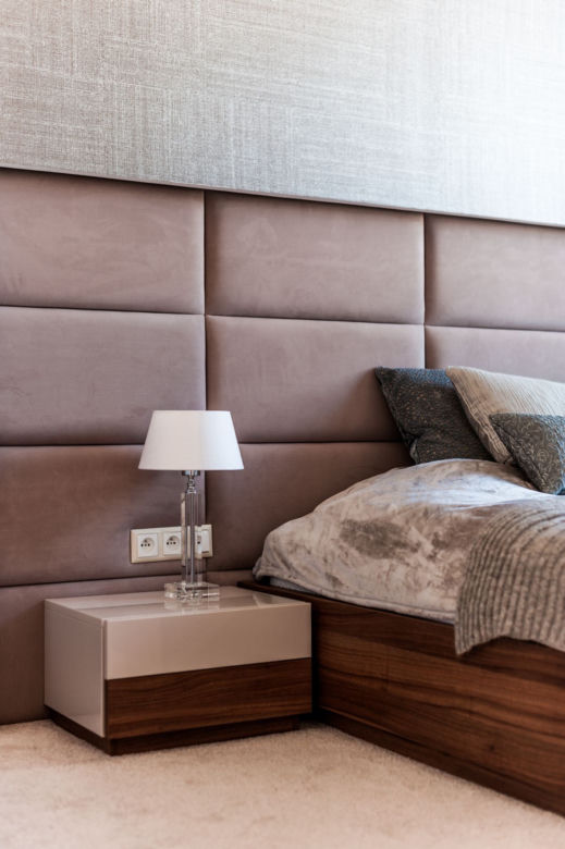 Tapicerowany zagłówek łóżka w sypialni