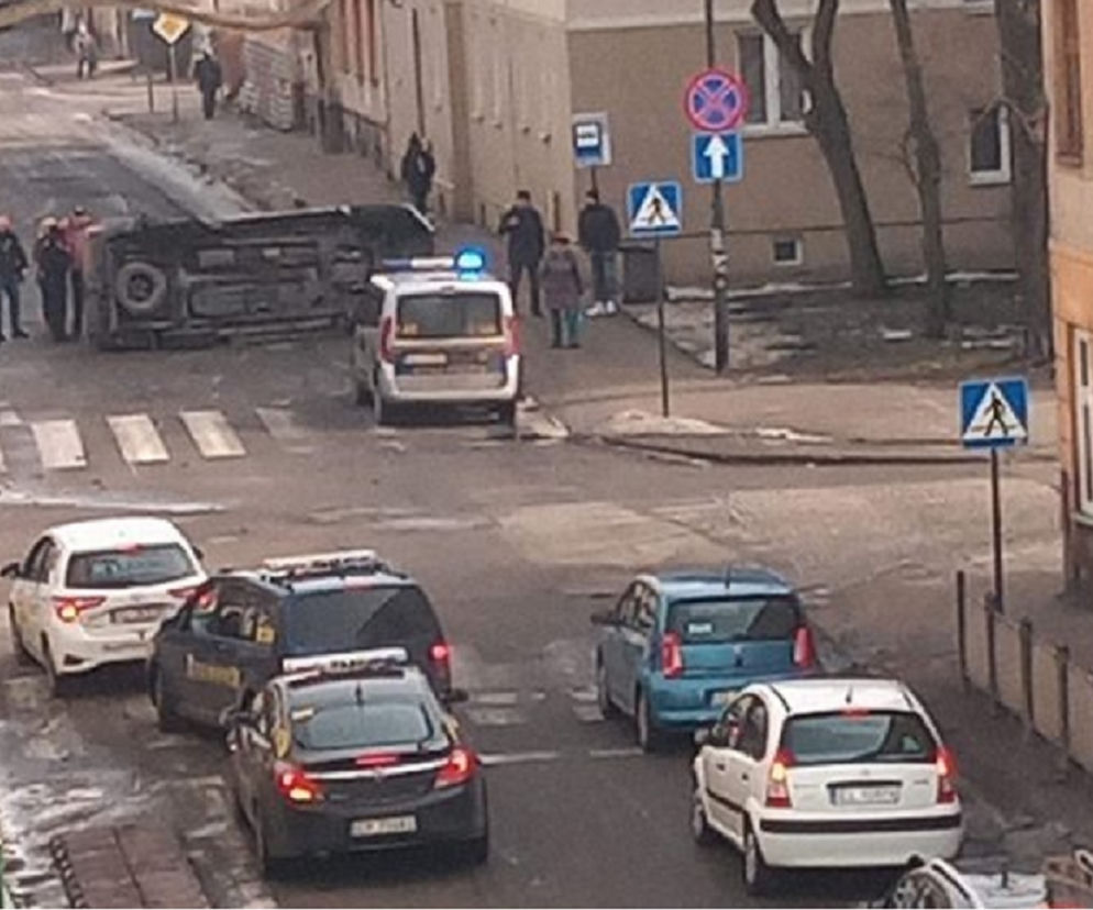 Groźny WYPADEK na 6 Sierpnia. SAMOCHÓD PRZEWRÓCONY NA BOK