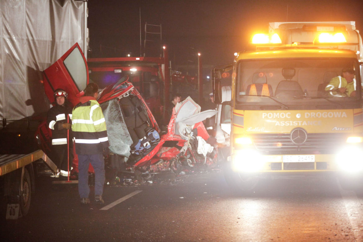 Śląskie: Karambol ok. 80 aut na drodze do Cieszyna. Zginęła jedna osoba. Trasa S1 zablokowana