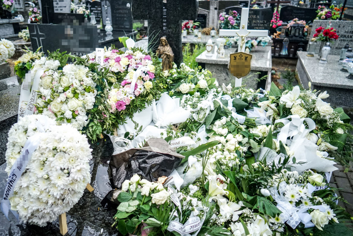 2-letnia Natalka zginęła na oczach taty. Aniołek jest już w niebie. Trumienka utonęła w białych kwiatach