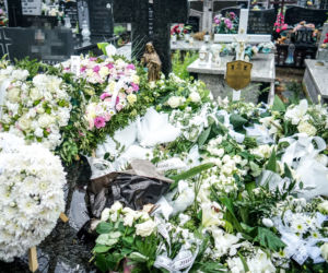 2-letnia Natalka zginęła na oczach taty. Aniołek jest już w niebie. Trumienka utonęła w białych kwiatach