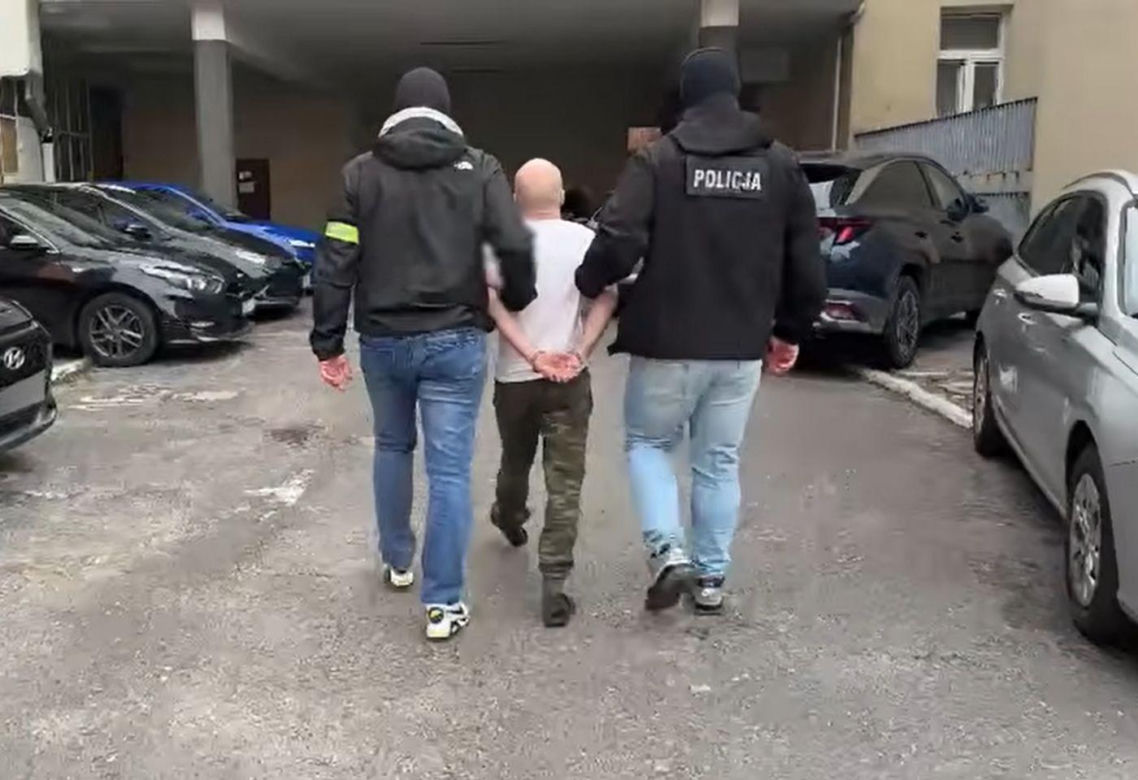 Nad ranem do mieszkania 49-latka z Gdańska wkroczyli funkcjonariusze. Mężczyzna, za którym od czerwca wystawiono list gończy, został zatrzymany i wkrótce rozpocznie odbywanie kary dwóch i pół roku więzienia za wykorzystanie seksualne osoby małoletniej