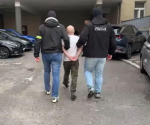 Nad ranem do mieszkania 49-latka z Gdańska wkroczyli funkcjonariusze. Mężczyzna, za którym od czerwca wystawiono list gończy, został zatrzymany i wkrótce rozpocznie odbywanie kary dwóch i pół roku więzienia za wykorzystanie seksualne osoby małoletniej