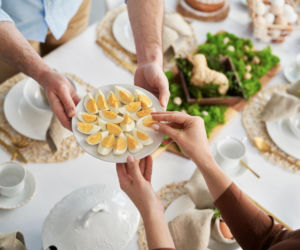 Jak grzecznie odmówić teściowej dokładki w święta wielkanocne? Wystarczy jedno zdanie, a nie będzie więcej nalegać