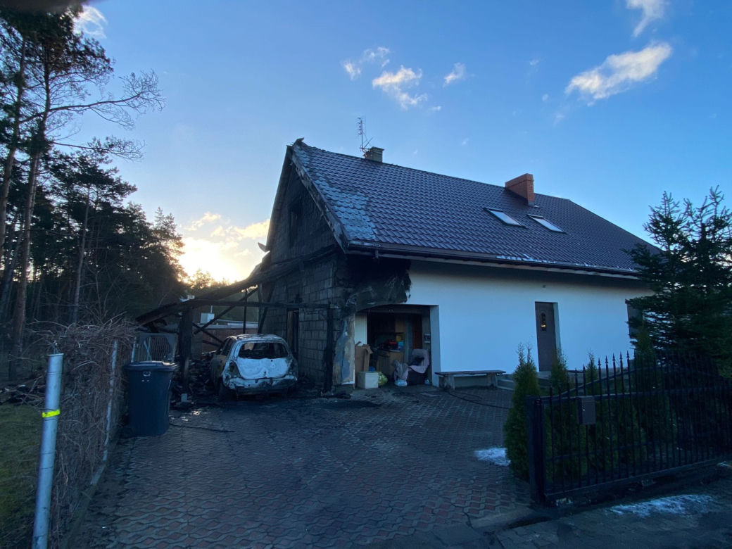 Pożar garażu i budynku w Cierpicach pod Toruniem. 10 zastępów straży w akcji
