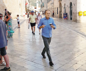 Tusk co miesiąc ma wakacje