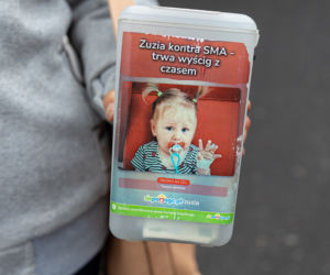 Prababcia zbiera pieniądze na terapię prawnuczki