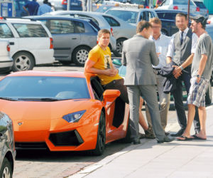 Wojtek Szczęsny ma problem! Ferrari czy Lamborghini?