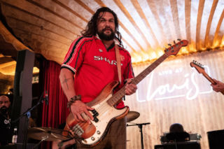 Jason Momoa śpiewający rockowe i metalowe klasyki! Aktor postawił na covery legend