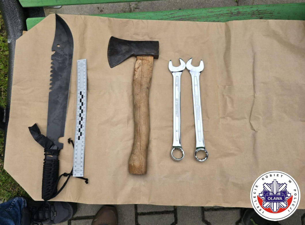 Atak maczetą w Jelczu-Laskowicach. Ciężko ranny 17-latek trafił do szpitala 