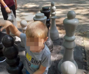  Mieszkańcy osiedla gdzie doszło do morderstwa trójki dzieci boja się o swoje życie. Morderca ich nawiedza.