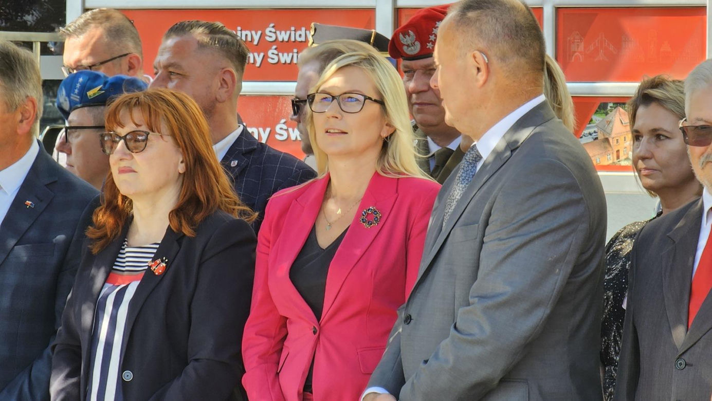 Nadanie sztandaru dla KPP w Świdwinie