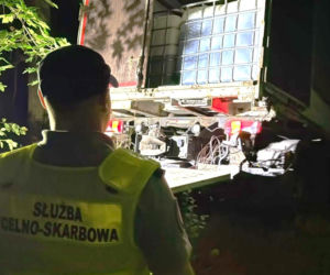 Szaleńczy pościg na A1! Kierowca ciężarówki taranował radiowóz i uciekł do lasu