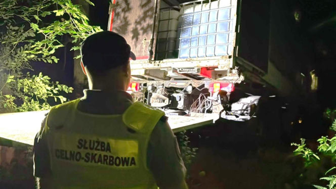Szaleńczy pościg na A1! Kierowca ciężarówki taranował radiowóz i uciekł do lasu