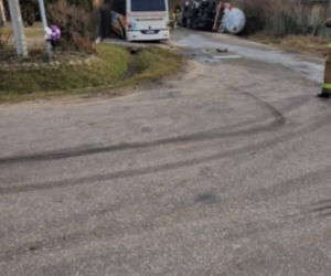 Poważny wypadek w powiecie mińskim: zderzenie cysterny przewożącej gaz z autokarem