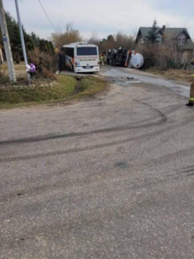 Poważny wypadek w powiecie mińskim: zderzenie cysterny przewożącej gaz z autokarem