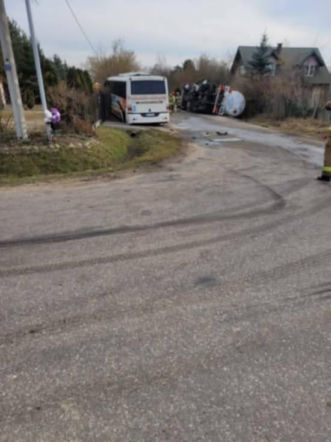 Poważny wypadek w powiecie mińskim: zderzenie cysterny przewożącej gaz z autokarem