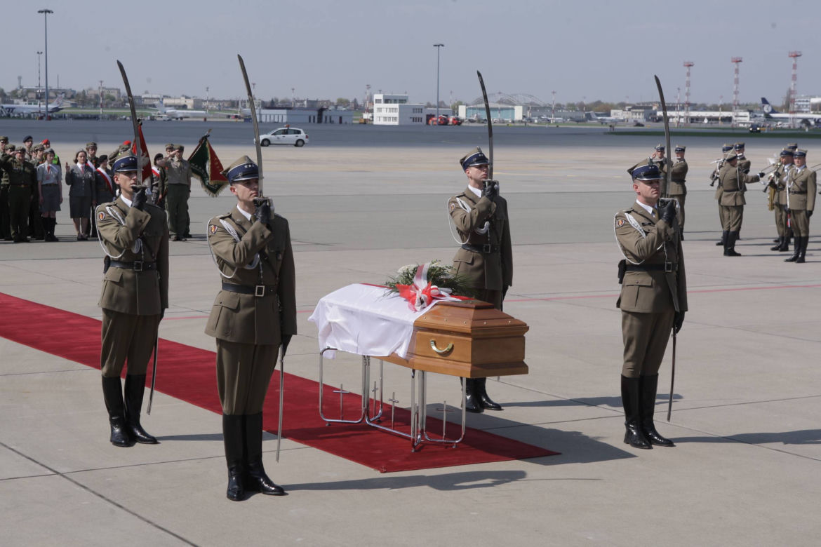 Przywitanie ciała prezydenta Kaczorowskiego