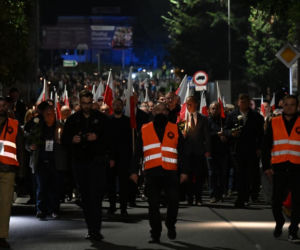 Marsz milczenia w Jarosławiu po ataku na księdza. Mieszkańcy w żałobie