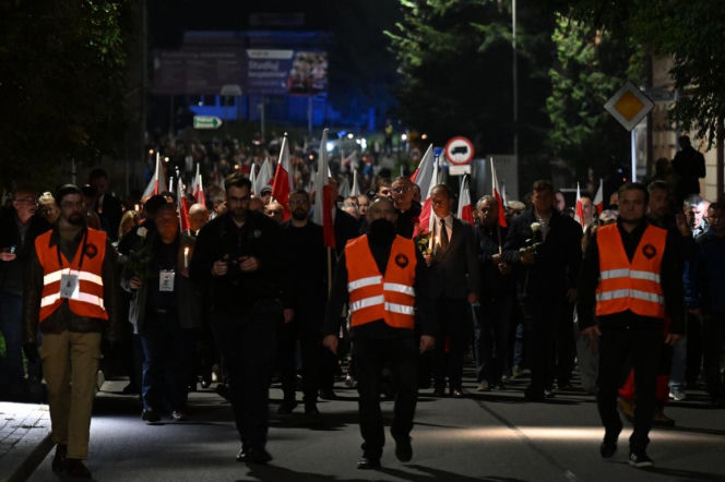 Marsz milczenia w Jarosławiu po ataku na księdza. Mieszkańcy w żałobie