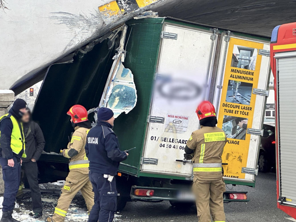 Totalna demolka na Targowej. Wpakował się pod niski wiadukt, ze skrzyni zostały strzępy