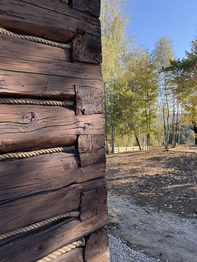 Remont drewnianej chaty w Tropiu (woj. małopolskie)