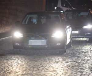 Protesty i aresztowania przed Wawelem podczas wizyty Jarosława Kaczyńskiego