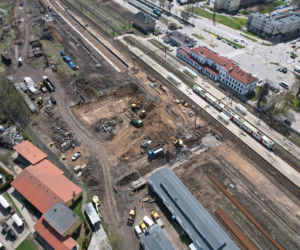 Rail Baltica. Kolej w Ełku zmienia się dla podróżnych! Zobacz postępy prac [ZDJĘCIA]