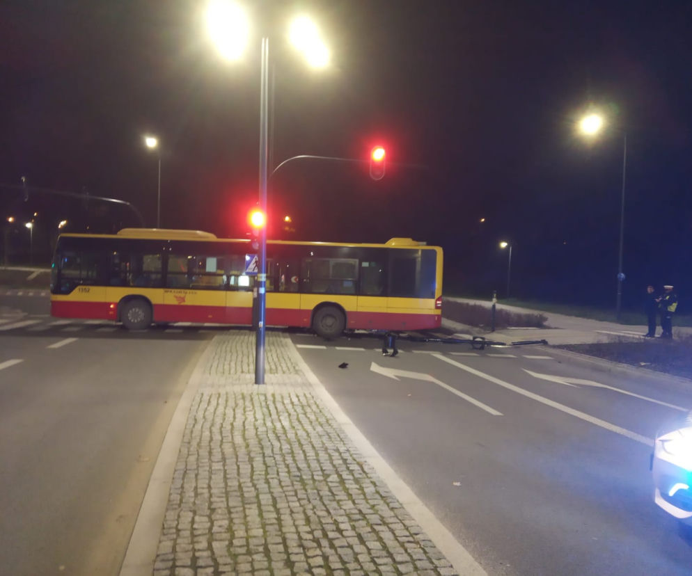 Autobus MPK Łódź BEZ KIEROWCY wjechał na PRZEJŚCIE DLA PIESZYCH! Pojazd STOCZYŁ SIĘ z krańcówki [ZDJĘCIA]