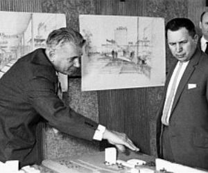 K Wejchert (z lewej) nad makietą centrum miasta, ok 1965, fot ze zbiorów Muzeum Miejskiego w Tychach