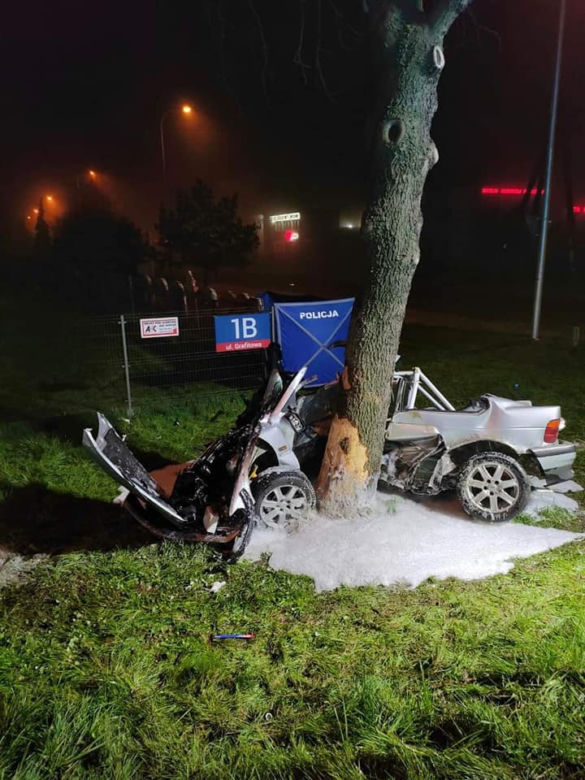 19-letni pasażer nie żyje, kierowca w krytycznym stanie