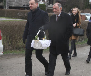 ANDRZEJ WIESZAŁ WIADRA NAD DRZWIAMI