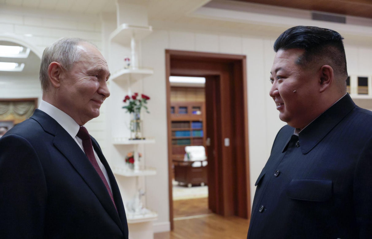 Putin w objęciach Kim Dzong Una! "Przyjacielska pogawędka"