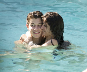 Shawn Mendes i Camila Cabello całują się w basenie