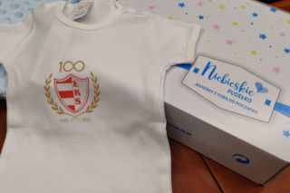 Nowość w łomżyńskiej wyprawce dla noworodków. Dzieci dostaną body z logo ŁKS-u