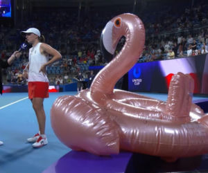 Flaming znów wspiera Polaków w United Cup! Niesamowita historia maskotki naszych tenisistów