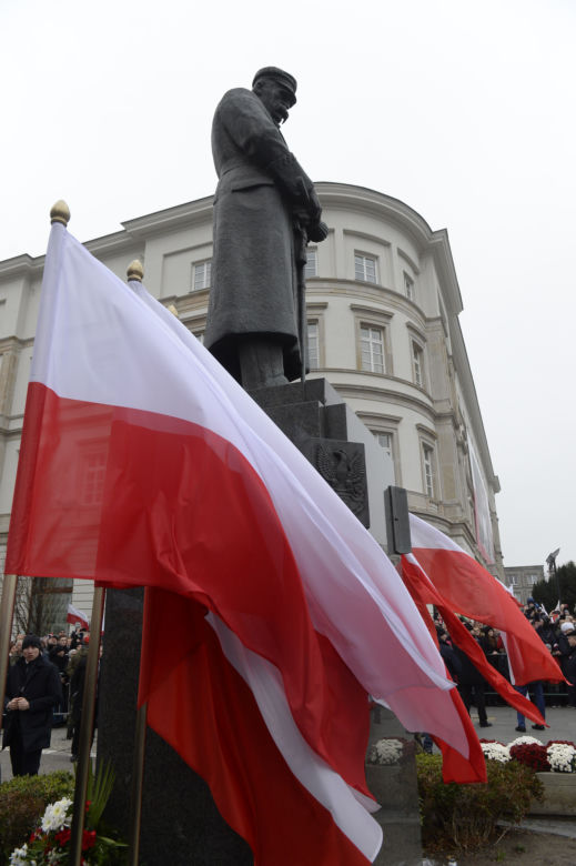 Andrzej Duda pod pomnikiem Józefa Piłsudskiego położył tylko dwie róże 