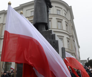 Andrzej Duda pod pomnikiem Józefa Piłsudskiego położył tylko dwie róże 