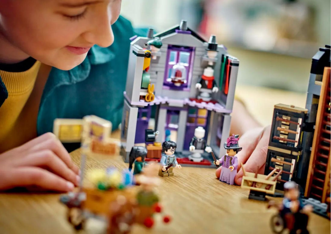 LEGO Harry Potter. Sklepy Ollivandera i Madame Malkin. W zestawie nietypowa figurka czarodzieja! 