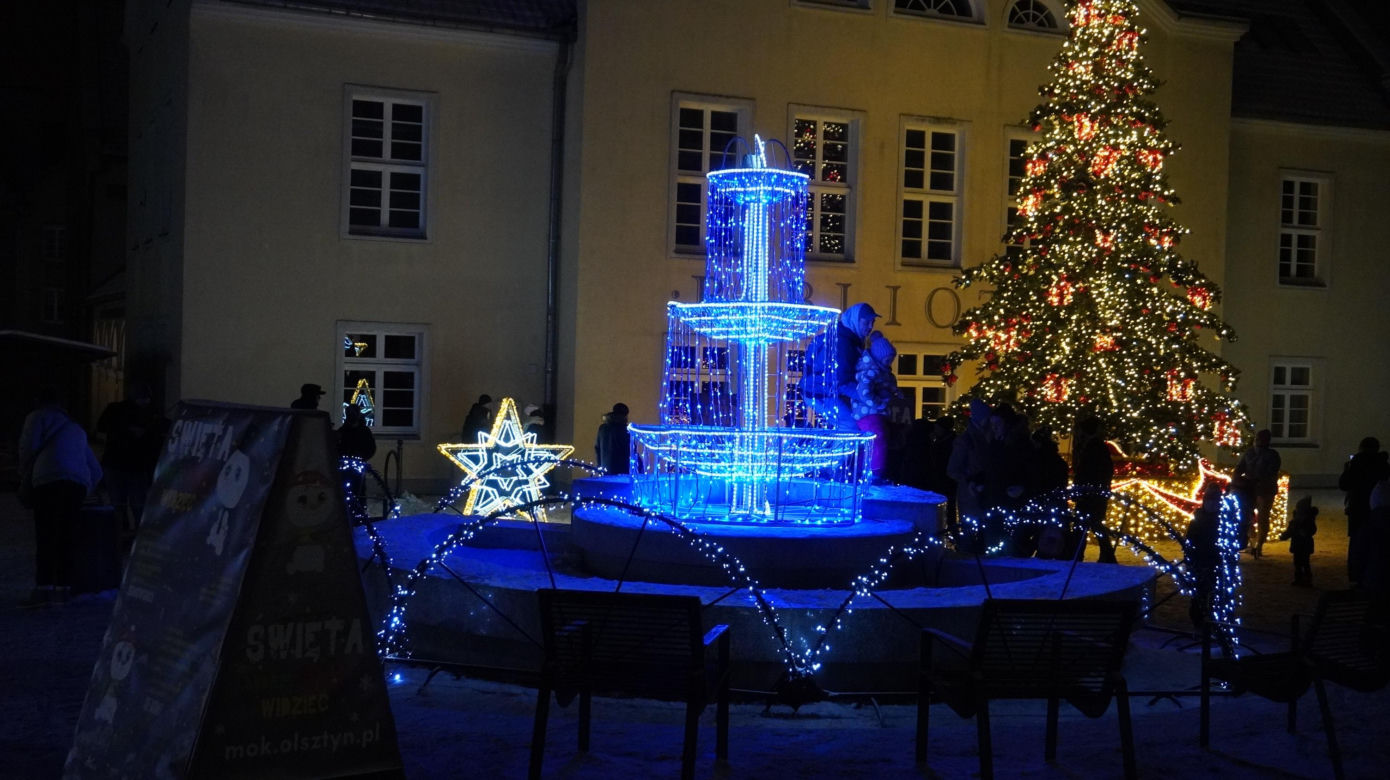 Świąteczne iluminacje w Olsztynie zachwycają. Prawdziwą „gwiazdą” jest choinka na starówce [ZDJĘCIA]