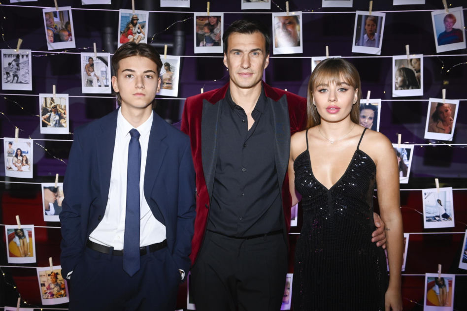 Gwiazdy na premierze filmu "Ania". Pojawił się także niewidziany syn Przybylskiej. Szymon Bieniuk nie krył przejęcia