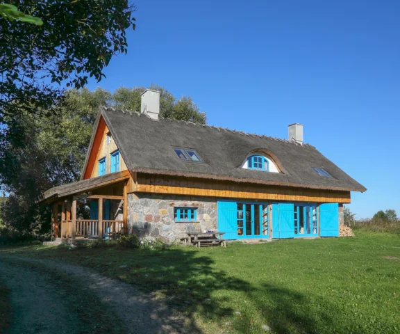 Na miejscu obory z 1926 roku powstał niezwykły dom ze strzechą