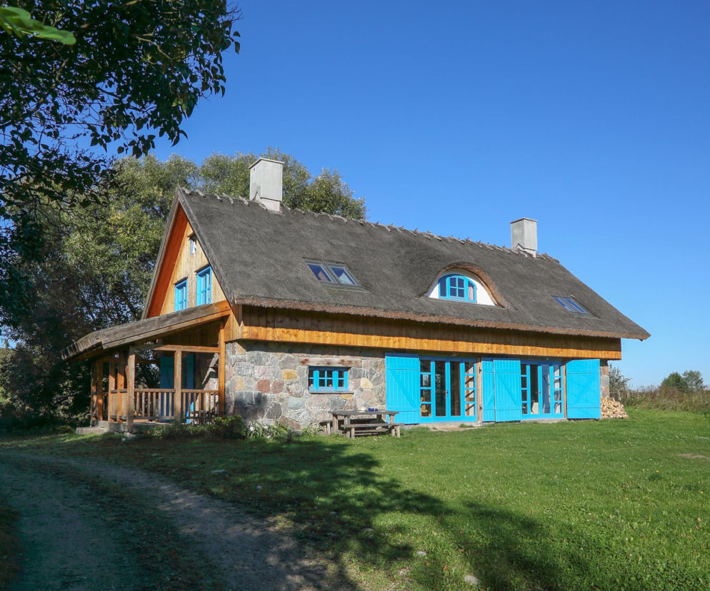 Na miejscu obory z 1926 roku powstał niezwykły dom ze strzechą